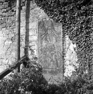 Klosterruine Gravenhorst: Mauerpartie mit Grabplatte einer ehemaligen Äbtissin