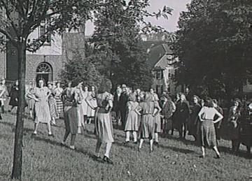 Schulfest, Provinzial-Blindenanstalt Warstein: Blinde Schülerinnen bei einer Tanzvorführung