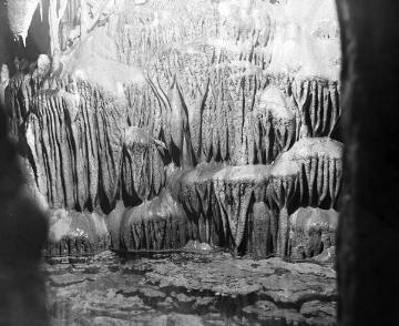 Nixengrotte und Teich der Dechenhöhle bei Letmathe -Dröschede