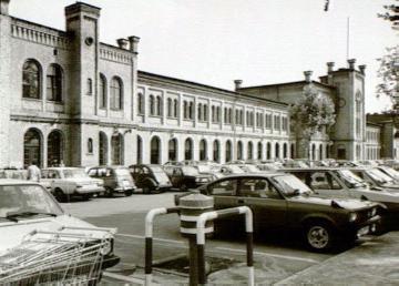 Die Mechanische Weberei, Bielefeld, Teutoburger Straße, in Betrieb 1864-1974 (angegliedert an die Ravensberger Spinnerei) und einer der größten Leinewebereien Europas. Nach Schließung Standort eines Supermarktes. Undatiert, um 1974?