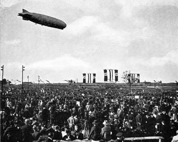 Tag der Arbeit: Luftschiff "Graf Zeppelin" über dem Tempelhofer Feld in Berlin, 1. Mai 1933
