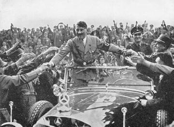 Adolf Hitler in jubelnder Menschenmenge auf dem Parteitag der Nationalsozialistischen Deutschen Arbeiterpartei (NSDAP) in Nürnberg 1933 (30. August - 3. September)