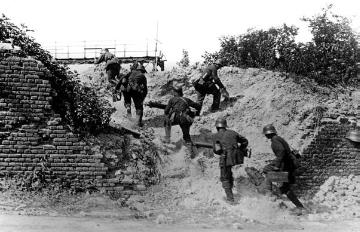 Infanterie im Ersten Weltkrieg: Deutsche Soldaten bringen Maschinengewehre in Stellung