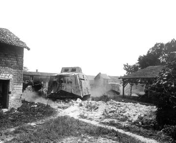 Infanterie im Ersten Weltkrieg: Deutscher Panzer beim Häuserkampf in Bapaume (Frankreich) 1918