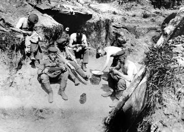 Infanterie im Ersten Weltkrieg: Soldaten bei der Läusebekämpfung