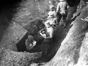 Infanterie im Ersten Weltkrieg: Schützengraben mit Soldaten bei der Ausgabe der Feldpost