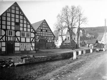 Fachwerk-Bauernhäuser an der Dorfstraße in Kirchveischede