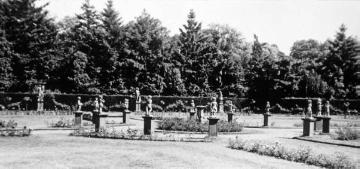 Schloss Anholt, Skulpturenpark im Schlossgarten, um 1940?