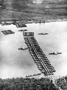 Kriegsschauplatz an der Donau 1915: Pioniereinheit bei der Errichtung einer Pontonbrücke