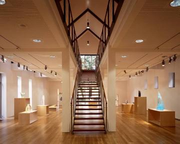 Ernsting-Stiftung Alter Hof Herding: Blick in das Glasmuseum (Erdgeschoss), eröffnet 1996 von der Glaskunstsammlerin Lilly Ernsting
