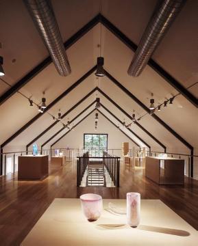 Ernsting-Stiftung Alter Hof Herding: Blick in das Glasmuseum (Dachgeschoss), eröffnet 1996 von der Glaskunstsammlerin Lilly Ernsting