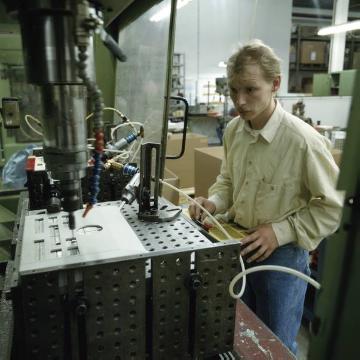 Gehäusefabrikation in der BOPLA Gehäuse Systeme GmbH: Arbeiter an der elektronischen Fräsmaschine