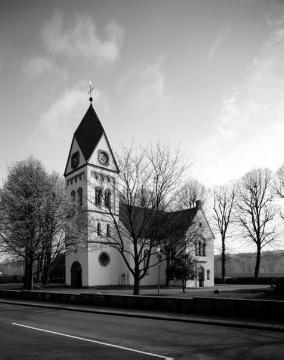Ev. Dorfkirche, spätromanischer Gewölbebau von 1271, Westturm von 1886, Südschiff erbaut 1906