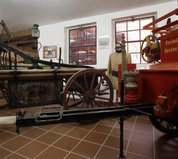 Feuerwehrmuseum Kirchlengern: Historische Exponate im Ausstellungsraum (Museumseröffnung 1990)