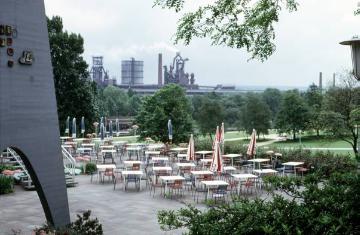 Bundesgartenschau im Dortmunder Westfalenpark, 1959: Caféterrasse mit Blick auf das Hochofenwerk Phoenix-West in Dortmund-Hörde (stillgelegt 1998).
