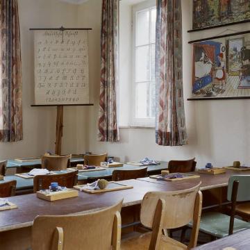 Im Schulmuseum: Historisches Klassenzimmer mit Alphabettafel - Museumseröffnung 2002, Torhaus Schloss Ahaus