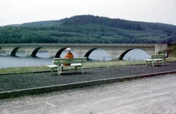 Versetalsperre: Uferpromenade mit Blick auf eine Bogenbrücke