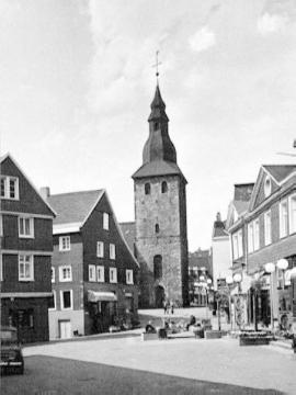 Fußgängerzone mit Blick auf den Turm der evangelischen Pfarrkirche
