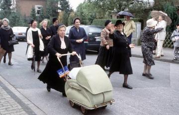 Festzug 850-Jahrfeier Nordwalde 2001: "Damals" - Mode und Kinderwagen aus den 1950er Jahren