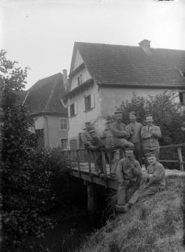 Erster Weltkrieg, Elsass: Richard Schirrmann (stehend Mitte 2.v.r.) mit Kameraden des Landsturm Infl. Batl. Siegen an der "Rollenmühle" in Sulzbad (Soultz-les-Bains) bei Molsheim, Juni 1916