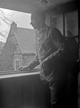 Lehrer Richard Schirrmann, Gründer der Jugendherberge auf Burg Altena und erster Herbergsvater (eröffnet 1912/14), wahrscheinlich am Fenster seiner Wohnung auf Burg Altena, undatiert, um 1914?