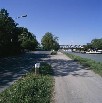 Dortmund-Ems-Kanal, Ostufer: August Schepers-Straße mit Blick zur Brücke Schillerstraße von Norden