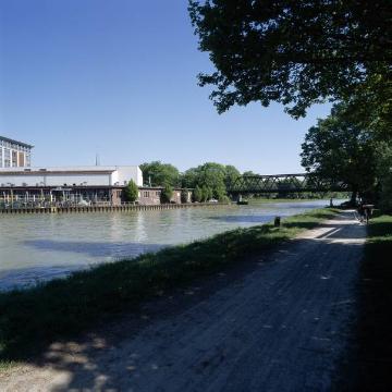 Dortmund-Ems-Kanal Höhe Stadthafen I: Ostufer mit Blick nach Norden zur Brücke Schillerstraße und zur Gaststätte "Luv"
