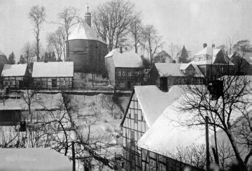 Winterliches Stadtbild: Blick von der Sackstraße zur Burgfriedhofskapelle St. Erasmus, um 1944?