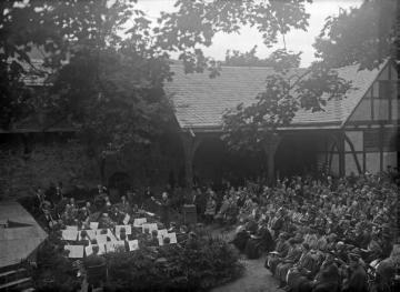 Burg Altena: Musik- oder Theateraufführung im Burghof, undatiert, 1920er Jahre (?)