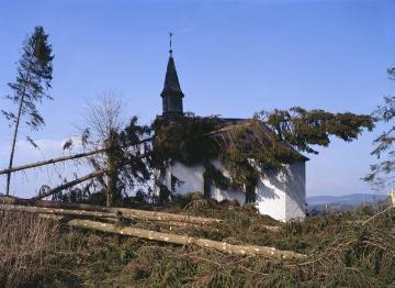 Orkanschäden nach "Kyrill" am 18./19.01.2007 an der 1818 erbauten Heilig-Kreuz-Kapelle auf dem Kreuzberg (Egge) bei Wormbach
