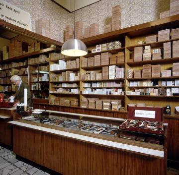 Tabakwaren Wilhelm Fincke, Prinzipalmarkt: Blick auf die Warenregale. Im Hintergrund: Inhaber Wilhelm Fincke