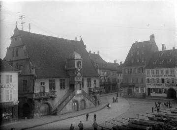Ortsimpressionen, Westfront 1914-1918: Rathaus und Rathausplatz in Molsheim, Elsass, vorn: Soldaten mit einem Fuhrpark aus Gespannwagen, undatiert