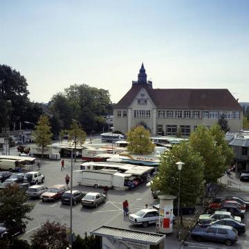 Wochenmarktbetrieb. Im Hintergrund: das 1906 erbaute Gymnasium