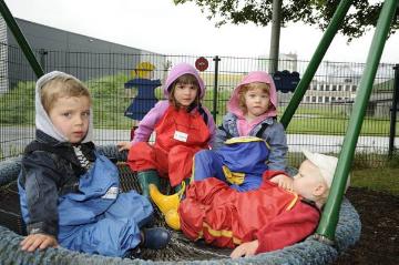 Kindertagesstätte Werl-Nord: Altersgemischte Kindergruppe beim gemeinsamen Schaukeln im "Vogelnest" -  Förderung von Motorik, Koordination und Teamgeist