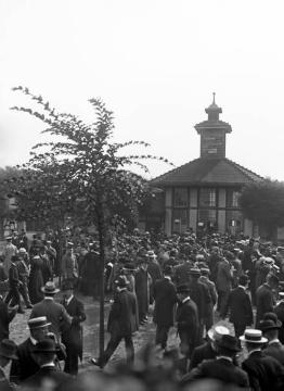 Galopprennbahn Horst, August 1916: Menschenmenge am Hauptgebäude des Totalisators (Wetteinrichtung)