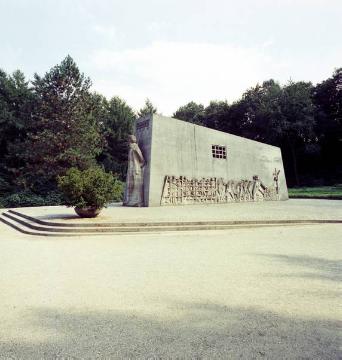 Mahnmal zu Ehren der Opfer des Nationalsozialismus - errichtet 1960 im Stadtforst