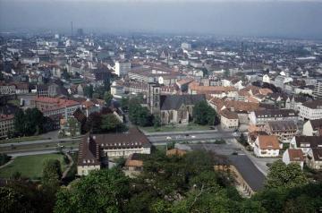 Blick von Burg Sparrenberg auf die Stadt mit der Neustädter Marienkirche ohne Kirchturmspitzen