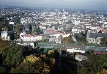 Blick von Burg Sparrenberg auf die Stadt mit der Neustädter Marienkirche ohne Kirchturmspitzen