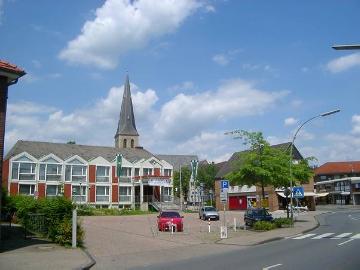 Ortszentrum mit Rathaus, erbaut 1958 nach Plänen des Architekten Harald Deilmann, und Kirchturm von St. Dionysius