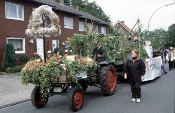 Festzug 850-Jahrfeier Nordwalde 2001: Landwirtschaftlicher Ortsverein mit  Erntekrone