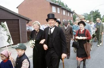 Festzug 850-Jahrfeier Nordwalde 2001: "Mode damals", Brautpaar in einer Hochzeitstracht von 1870