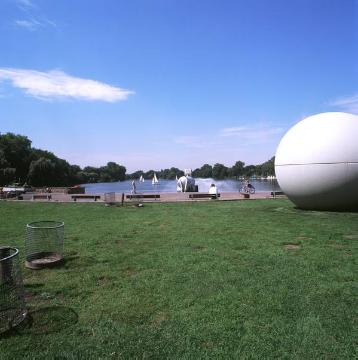 Aasee Höhe Bismarckallee mit Kugelplastik "Giant Pool Balls" (Claes Oldenburg, Skulptura 1977), im Hintergrund: "Diffuse Einträge", Wasser spritzender Güllewagen, Konzeptkunstwerk von Tue Greenfort  (skulptur projekte münster 07)