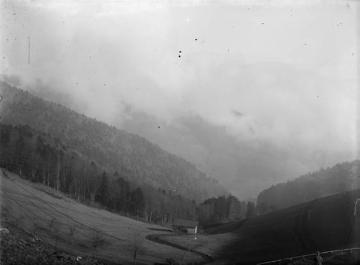 Erster Weltkrieg, Vogesen: Gefechtsschwaden über einem Tal nahe eines deutschen Feldlagers, ohne Ort, undatiert