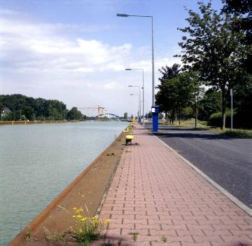 Dortmund-Ems-Kanal: Schiffsanleger am Ostufer und Schleuse Münster mit Eisenbahnbrücke von Süden