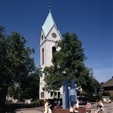 Brunnenplastik vor der ev. Pfarrkkirche am Marktplatz