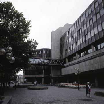 Volkshochschule, Bibliothek, Stadtverwaltung: Bildungs- und Verwaltungszentrum am Rathausplatz