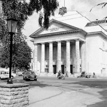 Landestheater Detmold um 1975 (Lippisches Landestheater), erbaut 1914/1915 nach dem Vorbild des klassizistischen Vorgängerbaus von 1825