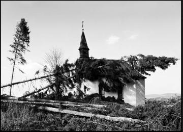 Orkanschäden nach Kyrill am 18./19.01.2007 an der 1818 erbauten Heilig-Kreuz-Kapelle auf dem Kreuzberg (Egge) bei Wormbach