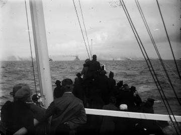 Richard Schirrmann, Reiseimpressionen: Schiffspassagiere beoachten ein Manöver (?) auf See - wahrscheinlich an der Nordsee (Original ohne Angaben)
