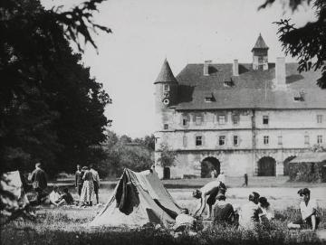 Zelten vor der Wülzburg in Weißenburg, undatiert, um 1930 (?)